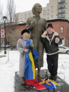 George Filip şi Tamara Cernăuţeanu la statuia lui Eminescu