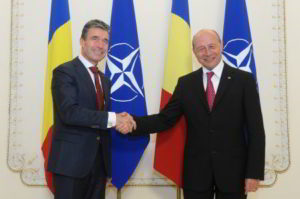 Secretarul general al NATO, Anders Rasmussen, împreună cu preşedintele României, Traian Băsescu