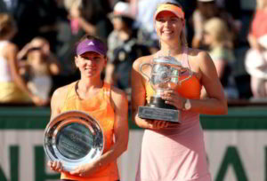 Simona Halep si Maria Sharapova dupa finala de la Roland Garros.